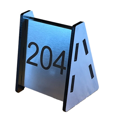 カスタム彫刻付きテーブルサイン 60x68 - アクリル